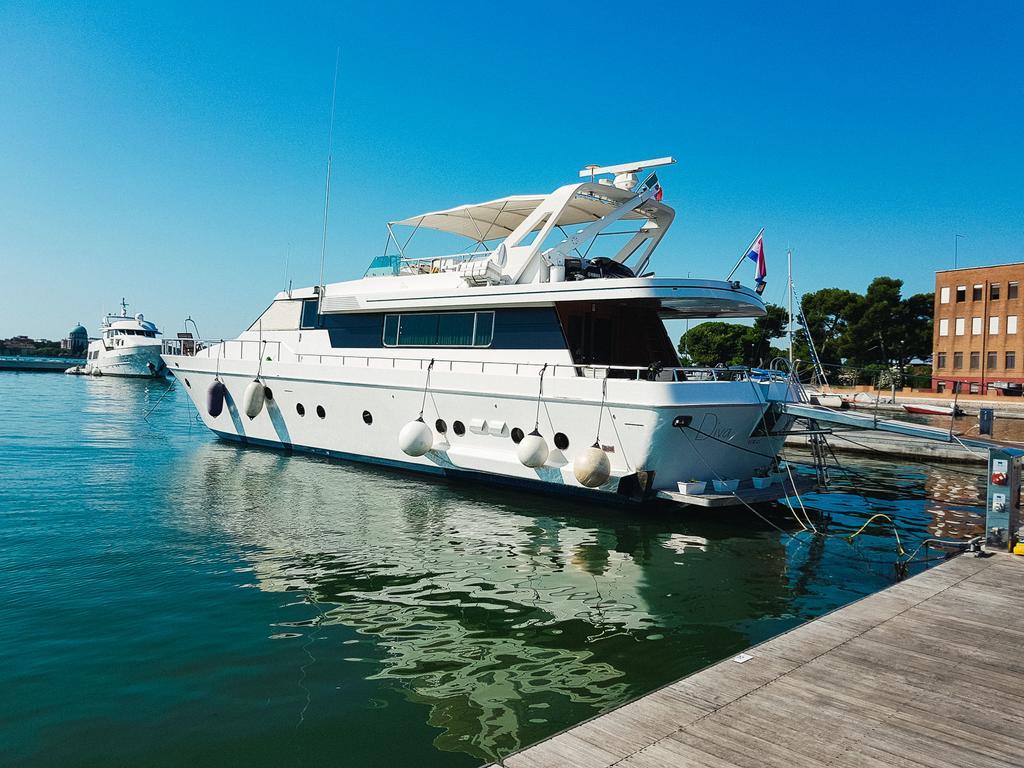 Yacht Diva بوتيل البندقية